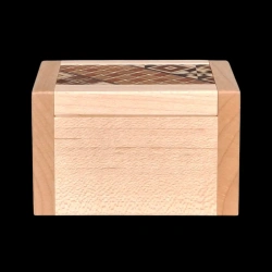 Karakuri Box: Fake Box - Vista de la parte trasera de la caja de arce claro - Creador: KCG