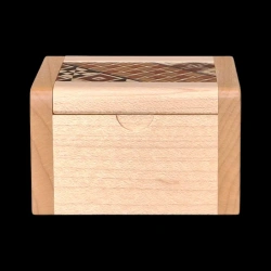 Karakuri Box: Fake Box - Vista frontal de la caja de arce claro - Creador: KCG