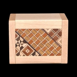 Karakuri Box : Fake Box - Vue du dessus de la boîte et sa feuille de marqueterie Koyosegi - Créateur : KCG