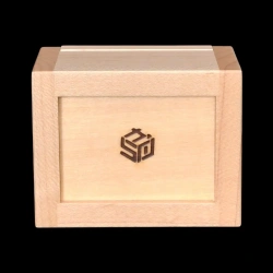 Karakuri Box : Fake Box - Vue du dessous de la boîte en bois d'érable clair et signature du KCG - Créateur : KCG