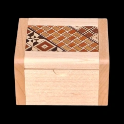 Karakuri-Box: Fake Box – Draufsicht von vorne mit Deckel aus Koyosegi-Intarsien – Designer: KCG