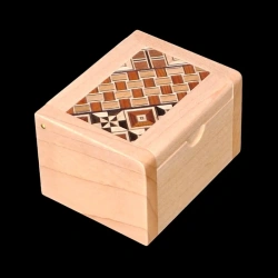 Karakuri Box : Fake Box - Vue aérienne en diagonale avec une marqueterie traditionnelle Koyosegi - Créateur : KCG