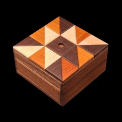 Karakuri Box: Ninja - Vista aérea diagonal desde arriba con formas triangulares de diferentes colores y materiales