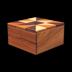 Karakuri Box: Ninja - Vista en diagonal de la caja karakuri con base de nogal - De Osamu Kasho