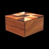 Karakuri Box : Ninja - Vue en diagonale de la boîte karakuri avec une base en noyer - De Osamu Kasho