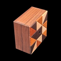 Karakuri Box: Ninja – Diagonale Vogelperspektive, basierend auf der Höhe aus Walnussholz – Von Osamu Kasho