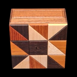 Karakuri Box : Ninja - Vue de face des formes triangulaires de différentes couleurs et d'essences de bois - De Osamu Kasho