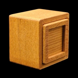 Karakuri Box: Caja pequeña n.º 4 - Vista diagonal desde abajo - Diseñador KCG