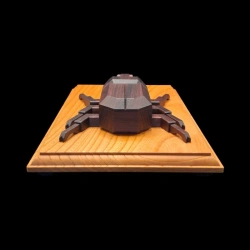 Karakuri-Box: Kabuto – Rückansicht des Nashornkäfers auf seinem Sockel – Designer: Taisho Iwasaki