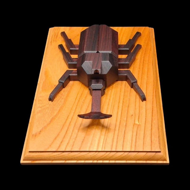 Karakuri-Box : Kabuto - Vue aérienne de face du scarabée rhinoceros sur son socle - Créateur : Taisho Iwasaki
