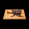 Karakuri-Box: Kabuto – Luftaufnahme der Seite des Nashornkäfers auf seinem Sockel – Schöpfer: Taisho Iwasaki