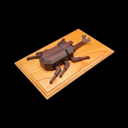 Karakuri-Box : Kabuto - Vue aérienne en diagonale droite du dos du scarabée rhinoceros sur son socle - Créateur : Taisho Iwasaki