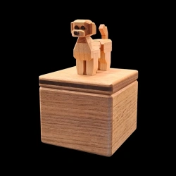 Komame-chan - Vue en diagonale du chiot (longues oreilles marron, queue levée) sur une boîte - Créateur : Shou Sugimoto