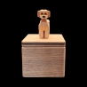 Komame-chan - Vue de face d'un chiot (longues oreilles marron, queue levée) sur une boîte - Créateur : Shou Sugimoto