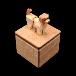 Karakuri-Box: Komame-chan - Vista aérea en diagonal del cachorro sobre la caja - Creador: Shou Sugimoto