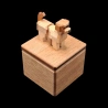 Karakuri-Box: Komame-chan – Diagonale Vogelperspektive auf den Welpen auf der Schachtel – Designer: Shou Sugimoto