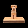 Karakuri-Box : Komame-chan - Vue de face du chiot (longues oreilles marron, queue levée) sur une boîte - Shou Sugimoto
