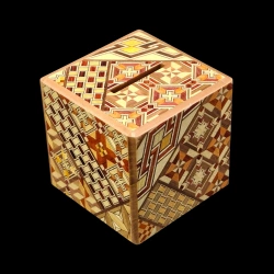 Himitsu-bako: Spardose – 2 sun 2 Steps – Diagonale Ansicht von oben – Münzschlitz – Designer Izumiya