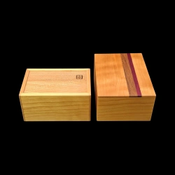 Karakuri Box : La Boîte Double - Vue des 2 boîtes + signature KCG - Marqueterie 2 bandes rouge et marron foncé -  Création : KCG
