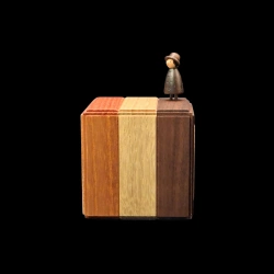 Karakuri Box: El filósofo «Bara-bara» - Vista lateral horizontal de la figura negra con sombrero - Creador Kash-Kash