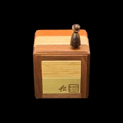 Karakuri Box: El filósofo «Bara-bara» - Vista trasera superior - bandas marrones, blancas y naranjas + firma de Kash-Kash