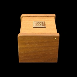 Caja Karakuri: Vista superior de un lado - Creador: Hiroshi Iwahara