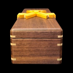 Karakuri Box: Letter Box D-4 - Vista horizontal de un lado con esquinas engastadas en madera blanca - Diseñador: Akio Kamei