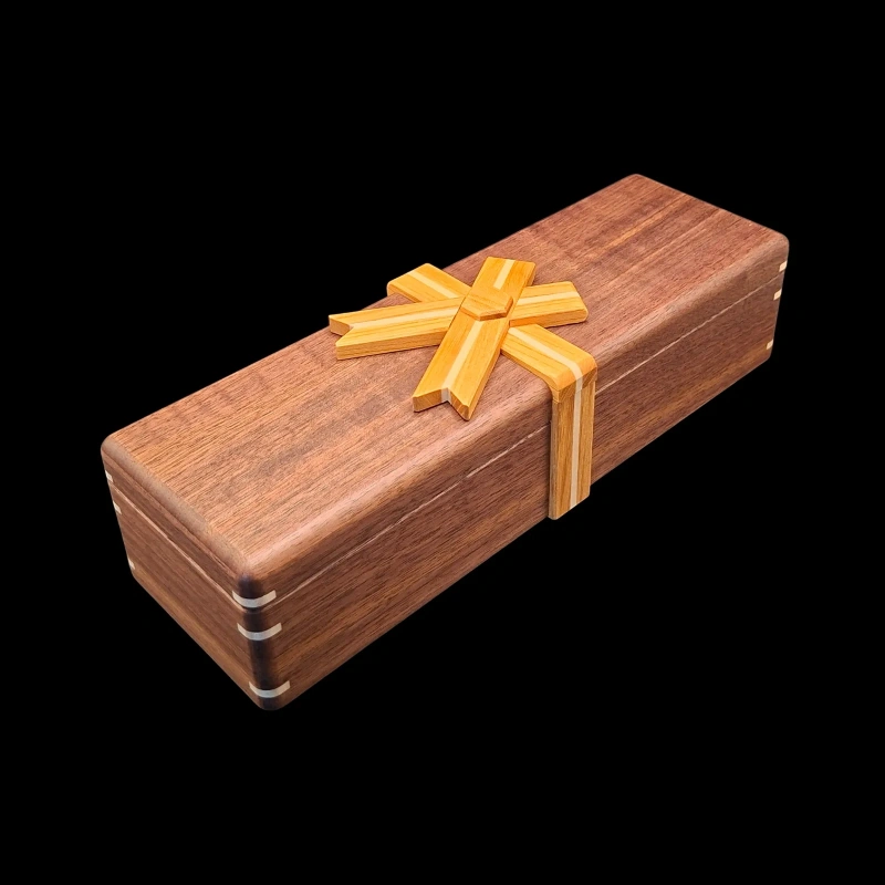 Karakuri Box: Letter Box D-4 - Vista diagonal desde arriba - Cinta de madera de color naranja y amarillo - Creador: Akio Kamei