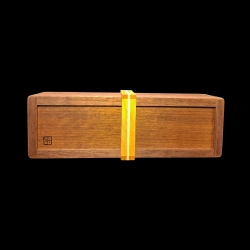 Karakuri Box: Letter Box D-4 - Vista inferior horizontal - Cinta de madera de color naranja y amarillo - Creador: Akio Kamei
