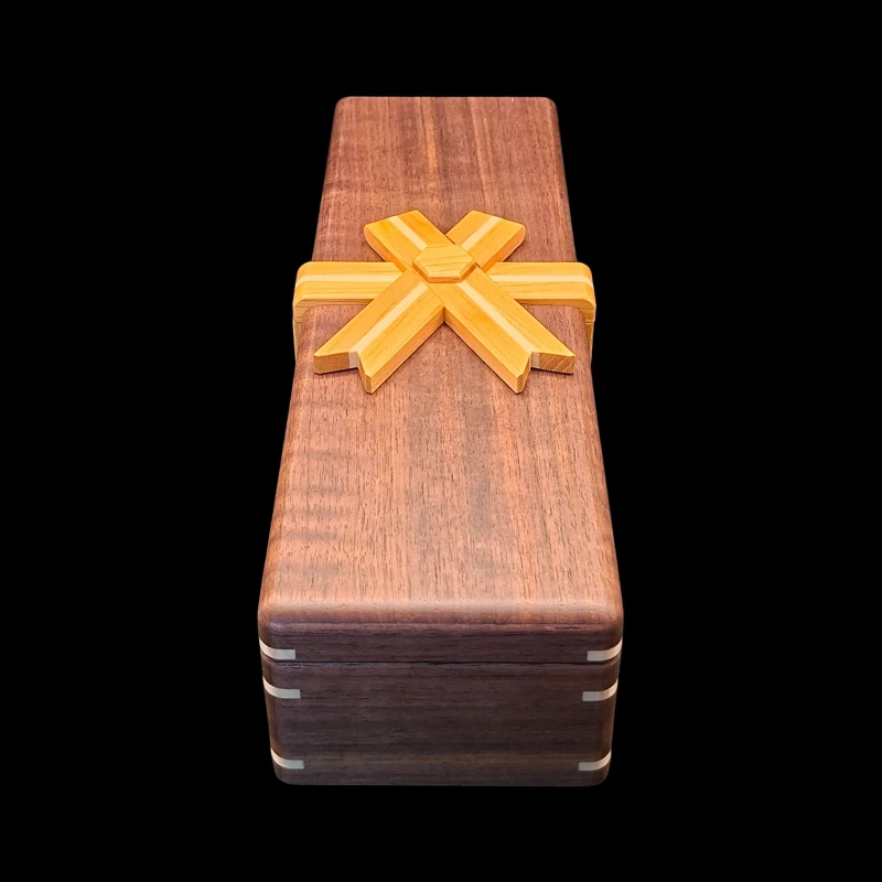 Karakuri Box: Letter Box D-4 - Vista superior - Cinta de madera de color naranja y amarillo - Creador: Akio Kamei