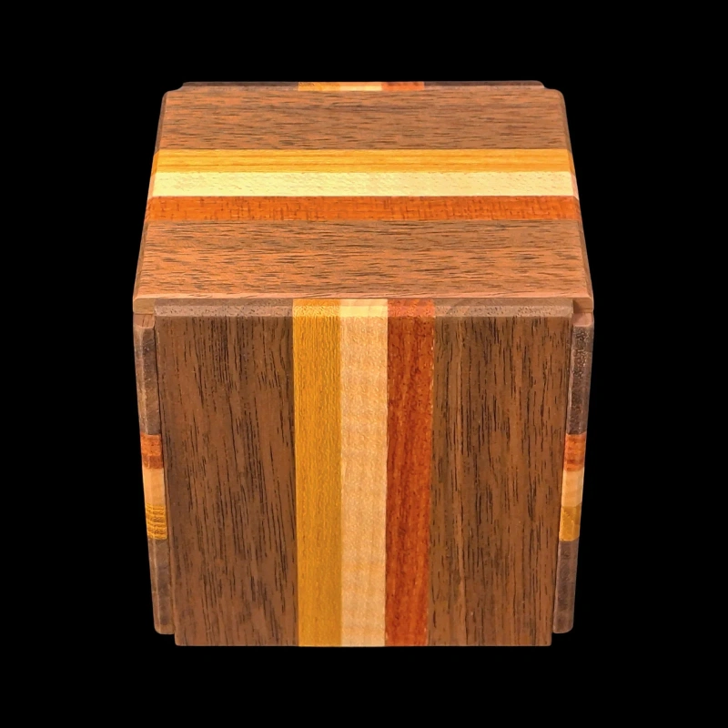 Karakuri Box: Vista superior de dos caras, tres bandas: naranja, blanco y rojo. Diseñador: KCG.