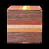 Karakuri Box: Horizontale Ansicht mit den drei verschiedenen Holzstreifen in Rot, Weiß und Orange – Designer: KCG