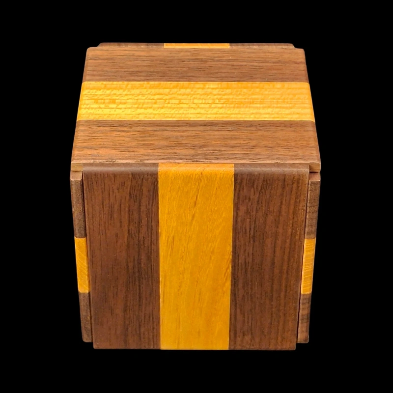 Karakuri Box: New Secret Box 1 – 6 Schritte – Ansicht von oben – 1 weißer Streifen – Designer: KCG
