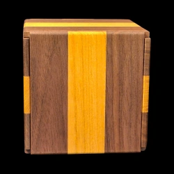 Karakuri Box: Neue Geheimbox 1 – 6 Schritte – Horizontale Ansicht mit weißem Streifen in der Mitte – Designer: KCG