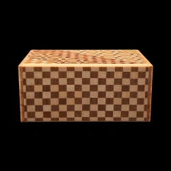 Himitsu-bako: La caja de golpes: Vista horizontal del lado largo en Ichimatsu (tablero de ajedrez) - Creador: Hiroyuki Oka