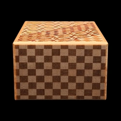 Himitsu-bako : The Knock Box : Vue horizontale du petit côté damier ichimatsu - Créateur : Hiroyuki Oka