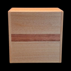 Himitsu-Bako : 12 Steps Square Natural Woods - Vue de face du dessous  - Créateur : Hiroyuki Oka