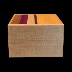 Himitsu-Bako : 12 Steps Square Natural Woods - Vue de face d'un côté en bois plein  - Créateur : Hiroyuki Oka