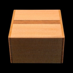 Himitsu-Bako: 12 Steps Square Natural Woods - Vista inferior y lateral - Diseñador: Hiroyuki Oka