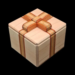 Karakuri Box : A Present For You - Vue de haut de la "boîte cadeau" - Ruban en bois de 3 couleurs - Créateur : Shou Sugimoto