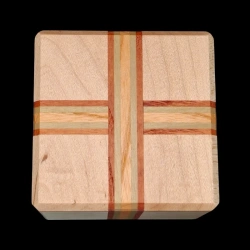 Karakuri Box: A Present For You – Ansicht der Schachtel von unten mit ihrem dreifarbigen Band – Designer: Shou Sugimoto