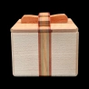 Karakuri Box : A Present For You - Vue de face de la boîte et son ruban couleur roux, vert, blanc - Créateur : S. Sugimoto