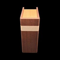 Karakuri Box: El libro - Vista vertical - Banda de madera blanca en la parte superior - Creación: KCG (idea de Akio Kamei)