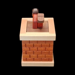 Karakuri-Box: Clumsy Santa – Ansicht von oben – Bein des Weihnachtsmanns ragt aus dem Kamin heraus – Designer: Yasuaki Kikuchi