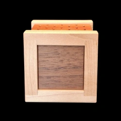 Karakuri-Box: Clumsy Santa – Ansicht der Unterseite der Box – Designer: Yasuaki Kikuchi