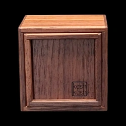 Karakuri Box: Small Box: Gravity – Ansicht von unten mit der Signatur Kash Kash – Designer: Osamu Kasho