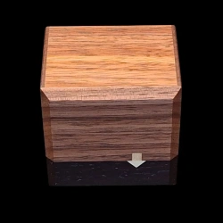 Karakuri Box: Small Box: Gravity – Vorderansicht kleiner Pfeil unten – Designer: Osamu Kasho