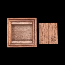 Karakuri Box: Small Box: Gravity – Ansicht der geöffneten Schachtel mit der Signatur Kash Kash – Designer: Osamu Kasho