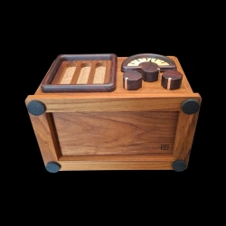 Karakuri Box: The Bad Radio - Vista de la caja por detrás (parte inferior y frontal) -
Creador: Akio Kamei