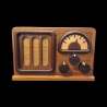 Karakuri Box : The Bad Radio - Vue de la face - haut parleur, 3 boutons et aiguille de réglages - Créateur : Akio Kamei